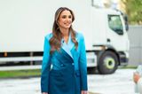 Bei einem Interview am Vortag der Krönung von King Charles mit BBC One zieht Königin Rania in einem Hosenanzug von Ermanno Scervino mit blauem Ombré-Verlauf nicht nur die die Aufmerksamkeit der Fersehzuschauer:innen auf sich. 