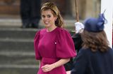 Farbenfroh und mit ganz besonderer Bedeutung! Prinzessin Beatrice von York setzt für die Krönung ihres Onkels auf einen magentafarbenen Hingucker von Belulah London mit großen Puffärmeln und integriertem Taillengürtel. Doch nicht nur die Farbe und der Schnitt dürften die 34-Jährige bewegt haben, genau dieses Kleid für die Zeremonie in der Westminster Abbey zu wählen. Das Modell "Sienna" kann zusätzlich als süße Hommage an ihre Tochter Sienna gedeutet werden, die aufgrund ihres Alters nicht an der Veranstaltung teilnahm. 