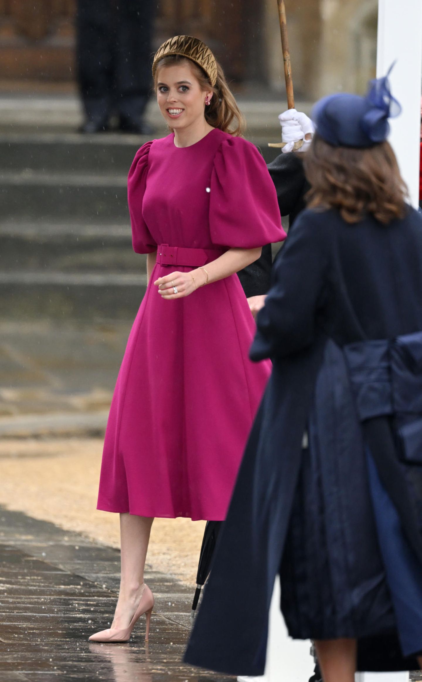 Farbenfroh und mit ganz besonderer Bedeutung! Prinzessin Beatrice von York setzt für die Krönung ihres Onkels auf einen magentafarbenen Hingucker von Belulah London mit großen Puffärmeln und integriertem Taillengürtel. Doch nicht nur die Farbe und der Schnitt dürften die 34-Jährige bewegt haben, genau dieses Kleid für die Zeremonie in der Westminster Abbey zu wählen. Das Modell "Sienna" kann zusätzlich als süße Hommage an ihre Tochter Sienna gedeutet werden, die aufgrund ihres Alters nicht an der Veranstaltung teilnahm. 