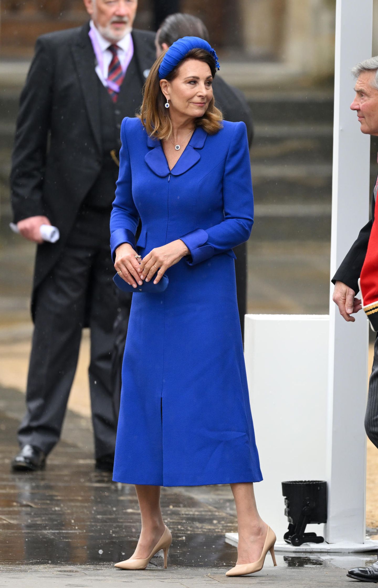 Selbstverständlich nimmt auch die Familie von Catherine, Princess of Wales, an den Feierlichkeiten der Krönung teil. Mama Carole Middleton entscheidet sich dabei für eine Lieblingsfarbe im britischen Königshauses: Dunkelblau. 