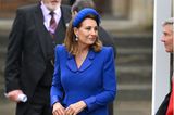Selbstverständlich nimmt auch die Familie von Catherine, Princess of Wales, an den Feierlichkeiten der Krönung teil. Mama Carole Middleton entscheidet sich dabei für eine Lieblingsfarbe im britischen Königshauses: Dunkelblau. 