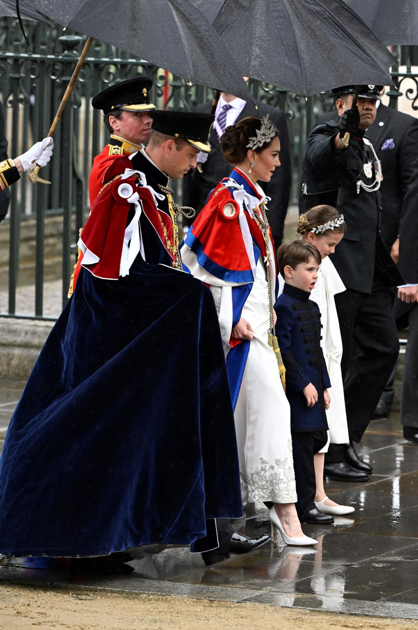 Sie sind die Stars direkt hinter dem Königspaar Charles und Camilla. Prinz William betritt mit Ehefrau Kate und den Kindern Charlotte und Louis nach dem Monarchen die Westminster Abbey. Die Blicke sind jedoch vor allem Catherine und Charlotte gewiss! 