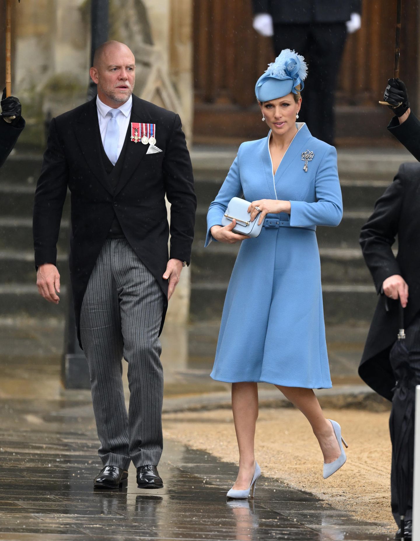 Zara Tindall begeistert bei der Krönung von König Charles in einem Mantelkeid mit Brosche und Taillengürtel, das sie zu Pumps und einer Clutch von Strathberry kombiniert. Rührendes Detail: Die Brosche ist eine Leihgabe von Prinzessin Anne, die das Schmuckstück wiederum von Charles zu ihrer Hochzeit im Jahr 1973 geschenkt bekam.