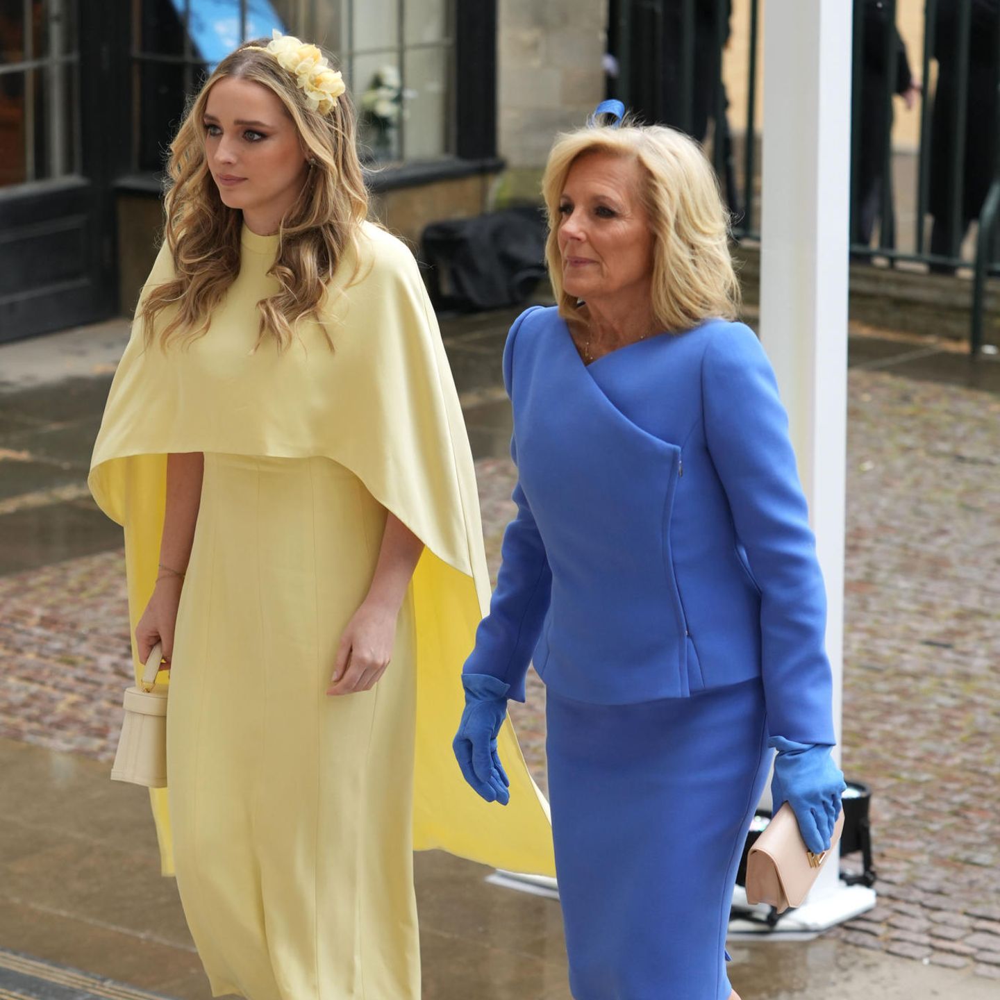 In frühlingshaften Gelb und Blau sorgen Dr. Jil Biden und ihre Begleitung für einen weiteren Farbtupfer im grauen London. US-Präsident Joe Biden lässt sich durch seine Enkeltochter Finnegan vertreten, die mit Blumen im Haar einen wunderbare Figur neben ihrer Großmutter macht. 
