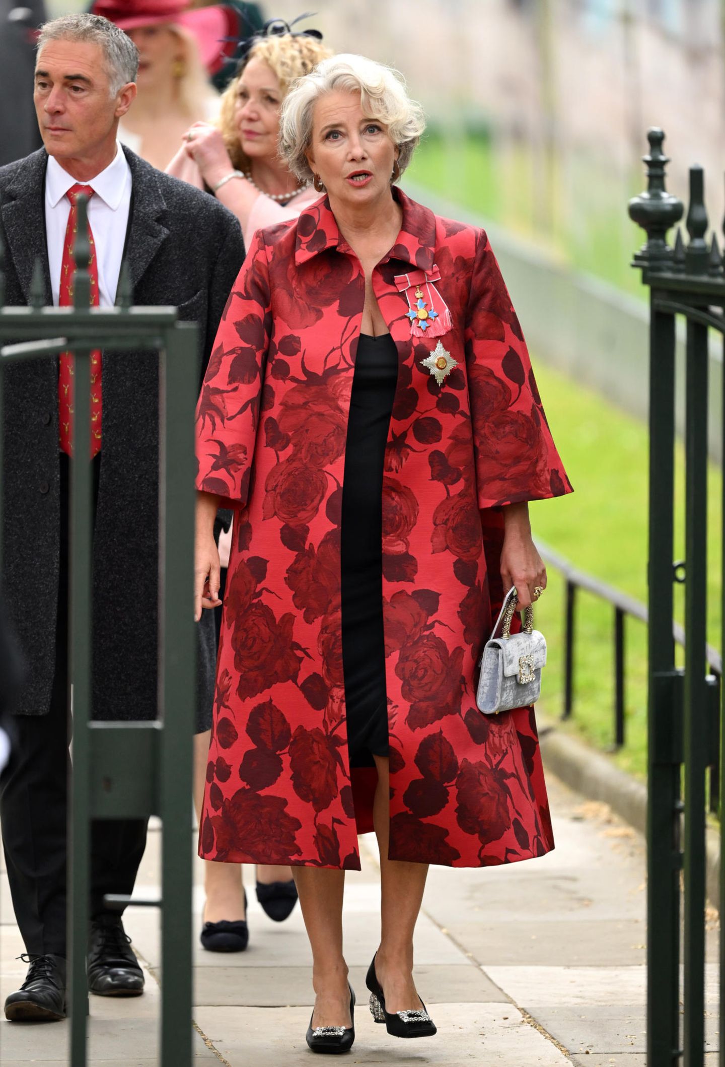 Auch die prominenten Gäste haben sich für die Krönung herausgeputzt. Emma Thomspon, die 2018 von Prinz William zur Dame geschlagen wurde, präsentiert für den besonderen Anlass einen roten Blumenmantel von Emilia Wickstead, die auch zu den Lieblingsdesignerinnen von Catherine, Princess of Wales, gehört. 