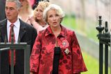 Auch die prominenten Gäste haben sich für die Krönung herausgeputzt. Emma Thomspon, die 2018 von Prinz William zur Dame geschlagen wurde, präsentiert für den besonderen Anlass einen roten Blumenmantel von Emilia Wickstead, die auch zu den Lieblingsdesignerinnen von Catherine, Princess of Wales, gehört. 