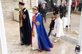 Catherine, Princess of Wales, trägt bei der Krönung von König Charles ein Kleid von Alexander McQueen aus elfenbeinfarbenem Seidenkrepp mit Silberbarren- und Fadenstickerei mit Rosen-, Distel-, Narzissen- und Kleeblattmotiven. Darüber trägt die 41-Jährige einen blauen Mantel des Königlichen Viktorianischen Ordens. Weiße Spitzenpumps und ein glitzernder Blütenhaarschmuck vervollständigen ihren denkwürdigen Look. 
