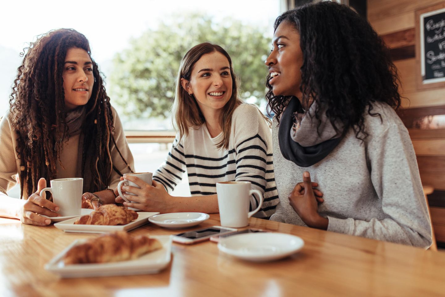 Frauen im Gespräch: 5 Fragen, die du statt "Wie geht's dir?" stellen kannst