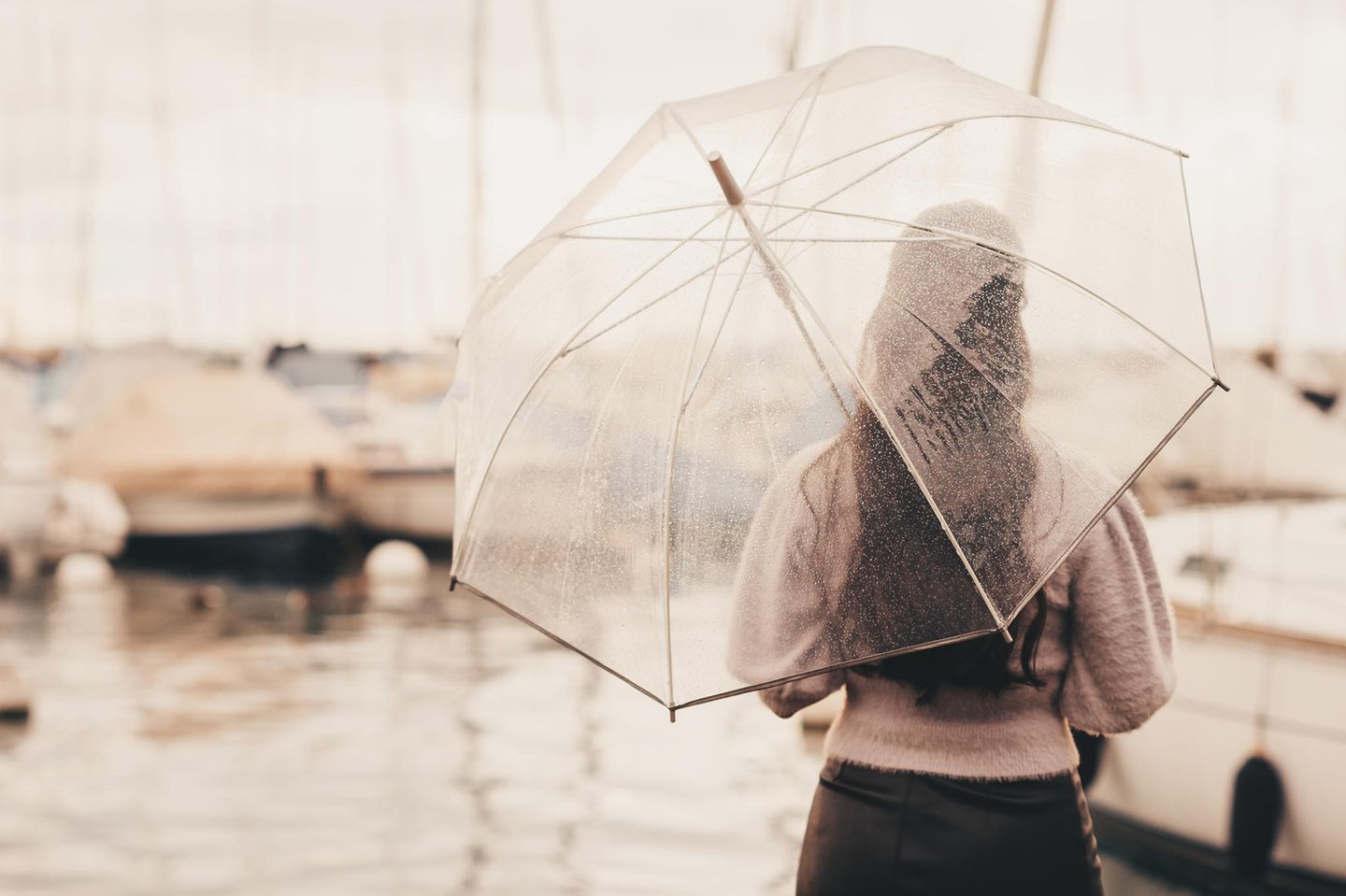 Psychologie: Eine Frau mit Schirm