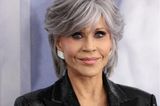Bei der Premiere von "Book Club: The Next Chapter" in Los Angeles macht Jane Fonda nicht nur bei ihrem Outfit alles richtig. Auch bei ihrem Make-up landet die Schauspielerin einen Volltreffer. Zu ihren silbrig-grauen Haaren und den glitzernden Ohrsteckern trägt Jane düstere Smokey Eyes mit dramatischen falschen Wimpern, die sowohl ihre Haare, als auch ihren Teint zur Geltung bringen.