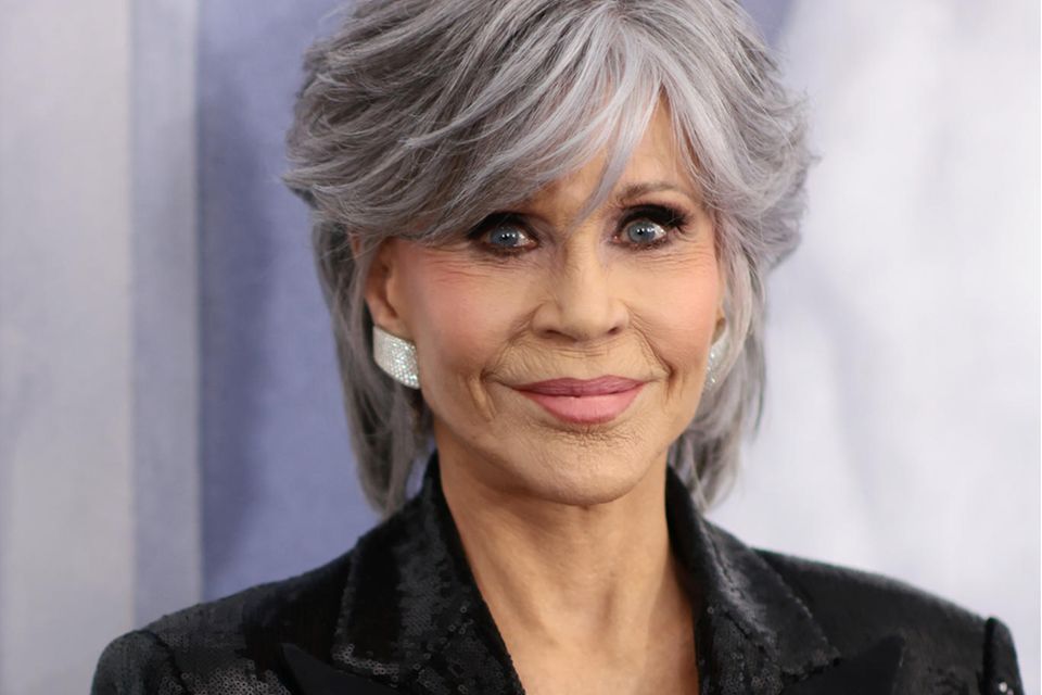 Bei der Premiere von "Book Club: The Next Chapter" in Los Angeles macht Jane Fonda nicht nur bei ihrem Outfit alles richtig. Auch bei ihrem Make-up landet die Schauspielerin einen Volltreffer. Zu ihren silbrig grauen Haaren und den glitzernden Ohrsteckern trägt Jane düstere Smokey Eyes mit dramatischen falschen Wimpern, die sowohl ihre Haare, als auch ihren Teint zum Strahlen bringen.
