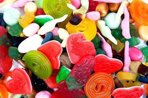 Auf einem Haufen liegen viele verschiedene Süßigkeiten