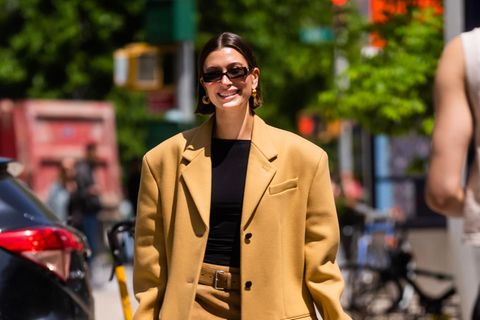 Mit breitem Grinsen zeigt Hailey Bieber in Tribeca allen, wo der modische Hammer hängt. In spannender Kombination aus übergroßem, kastig-geschnittenem Blazer-Mantel und Minirock zieht das Model alle Blicke auf sich. Spannend wirkt dazu vor allem die Kombination aus weißen Socken und Loafern. 