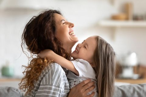 Mutter und Tochter lachen gemeinsam
