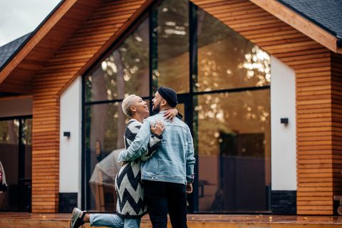 Beziehung: Ein Paar vor einem Haus