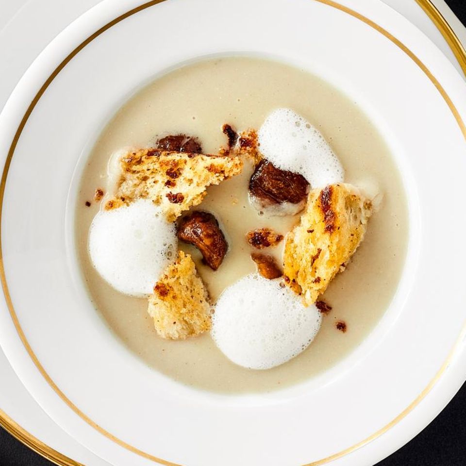 Sellerie-Cremesuppe mit gebratenen Maronen