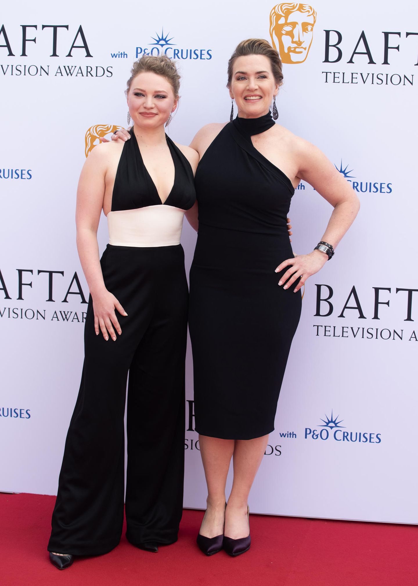 Schauspielerin Kate Winslet erscheint mit ihrer Tochter Mia zu den BAFTA TV Awards. Das Duo spielt gemeinsam in der Serie "I am Ruth" und zeigt sich auch auf dem Red Carpet als modische Einheit. Während die 22-Jährige auf einen weit geschnittenen Jumpsuit mit farblich abgesetzter Taille und Neckholder-Schnitt in der Farbe Schwarz setzt, wählt ihre Mama ein figurbetontes Midi-Kleid mit asymmetrischen Dekolleté – ebenfalls in Schwarz. Kate Winslet erhielt an dem Abend die Auszeichnung als beste Schauspielerin. 