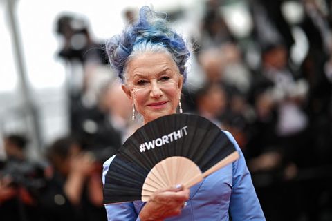 In Cannes schreitet die Schauspielerin mit einer kreativen Hochstecktfrisur über den Teppich, die mit blauen Strähnen durchzogen ist. Bei genauerem Hinsehen wird klar ... 
