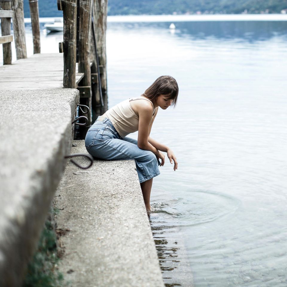 Psychologie: Eine nachdenkliche Frau am See