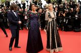 Modische Monegassinnen: Charlotte Casiraghi und Beatrice Borromeo zeigen jeweils ihre eigene Version von floralem Glamour, Charlotte in einem dunkelblauen Seiden-Look von Chanel, ihre Schwägerin trägt ein Spitzenkleid von Dior.