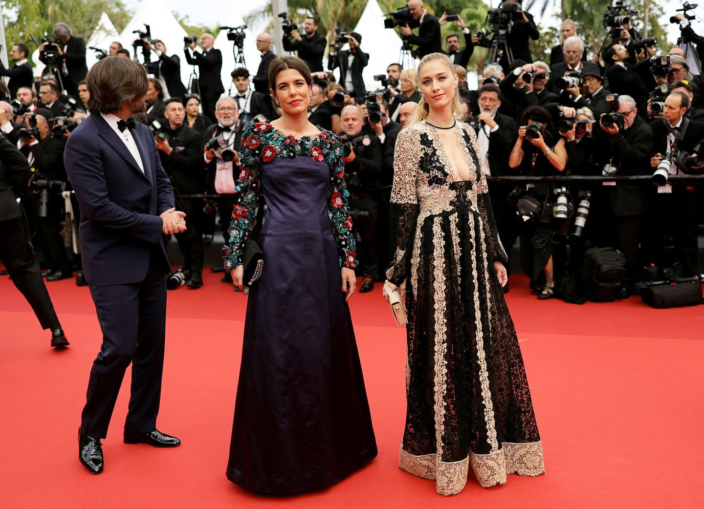 Modische Monegassinnen: Charlotte Casiraghi und Beatrice Borromeo zeigen jeweils ihre eigene Version von floralem Glamour, Charlotte in einem dunkelblauen Seiden-Look von Chanel, ihre Schwägerin trägt ein Spitzenkleid von Dior.