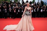 Was für ein Glamour-Auftritt! Elle Fanning strahlt bei der Eröffnung der Filmfestspiele in einem Haute-Couture-Traum von Alexander McQueen.
