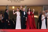 Bei den tollen Glamour-Looks von Carys Zeta und Catherine Zeta-Jones könnte man beinahe vergessen, dass Michael Douglas heute eigentlich im Mittelpunkt steht. Er bekommt die Goldene Ehrenpalme der 76. Filmfestspiele in Cannes verliehen.