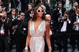 Eine Style-Göttin wie Naomi Campbell, hier im glitzernden Pailletten-Dress von Céline, kann sogar Sonnenbrille auf dem Red Carpet tragen.