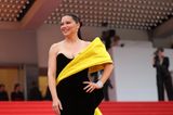Eindrucksvoll präsentiert Adriana Lima ihren Couture-Traum in Gelb und Schwarz auf der Treppe hinauf zum Festspielhaus.