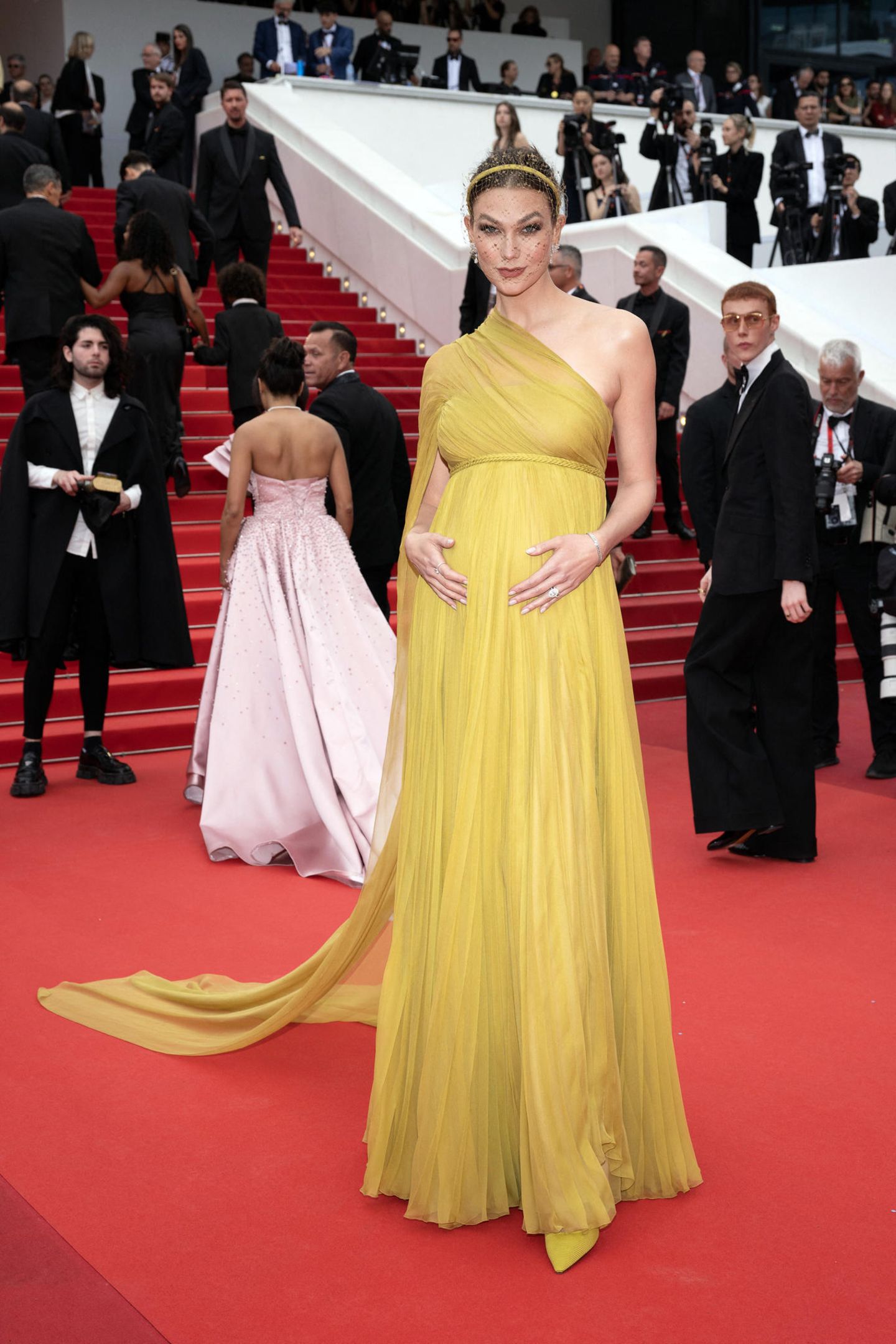 Filmfestspiel-Glamour mit Babybauch: Karlie Kloss hüllt  bei der Cannes-Premiere von "Indiana Jones und das Rad des Schicksals" ihre süße Rundung in einen Traumlook von Dior.