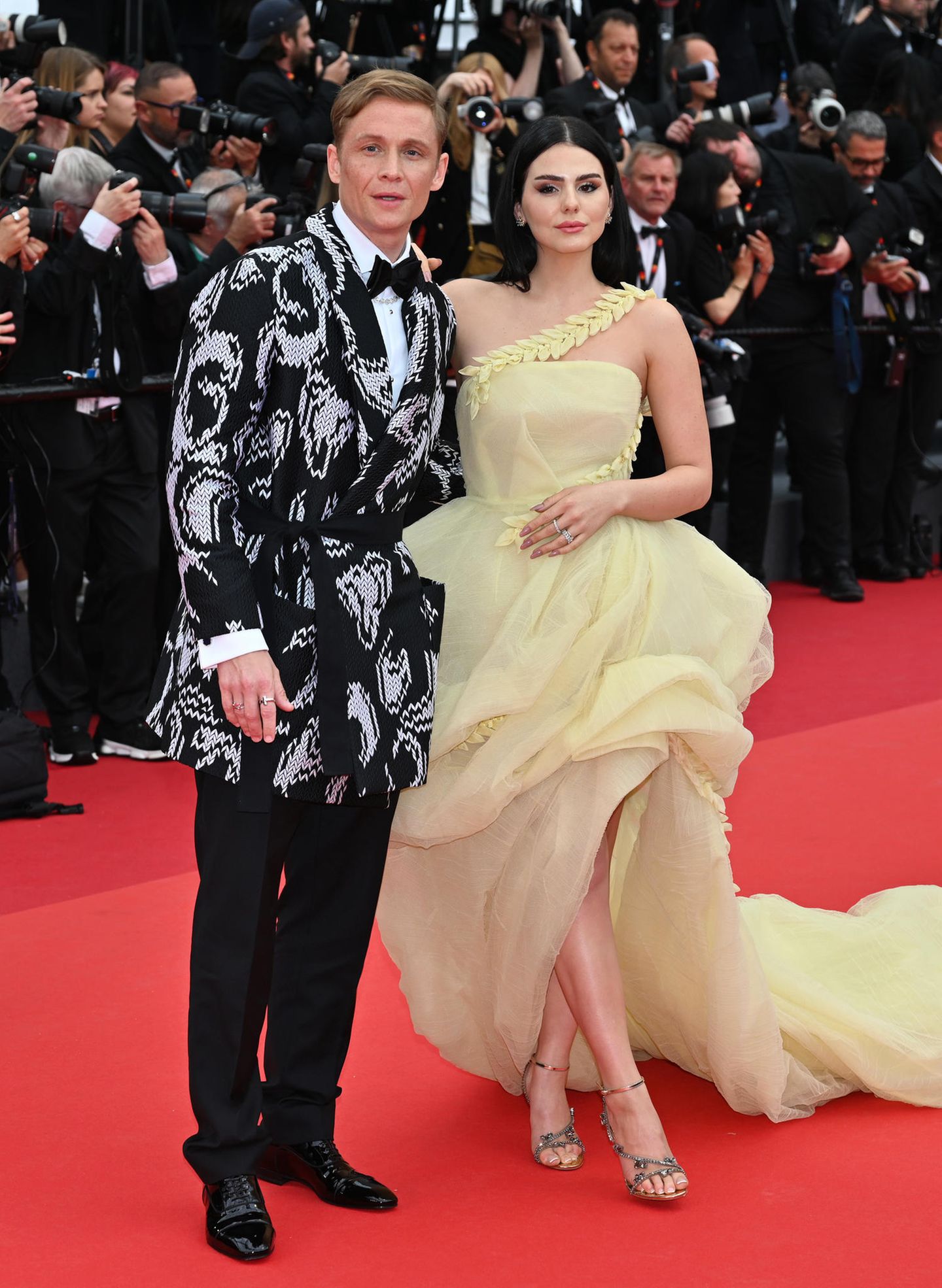 Matthias Schweighöfer und Ruby O. Fee gehören zu den stylischsten Star-Pärchen, und das stellen sie auch in Cannes mal wieder unter Beweis. Er extravagant im Jackett mit schwarz-weißer Strick-Optik, sie im zartgelben Couture-Dress mit Schleppe von Azzi & Osta.