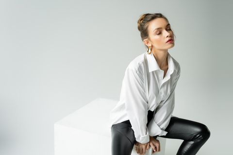 Deals des Tages: Frau trägt weiße Hemdbluse