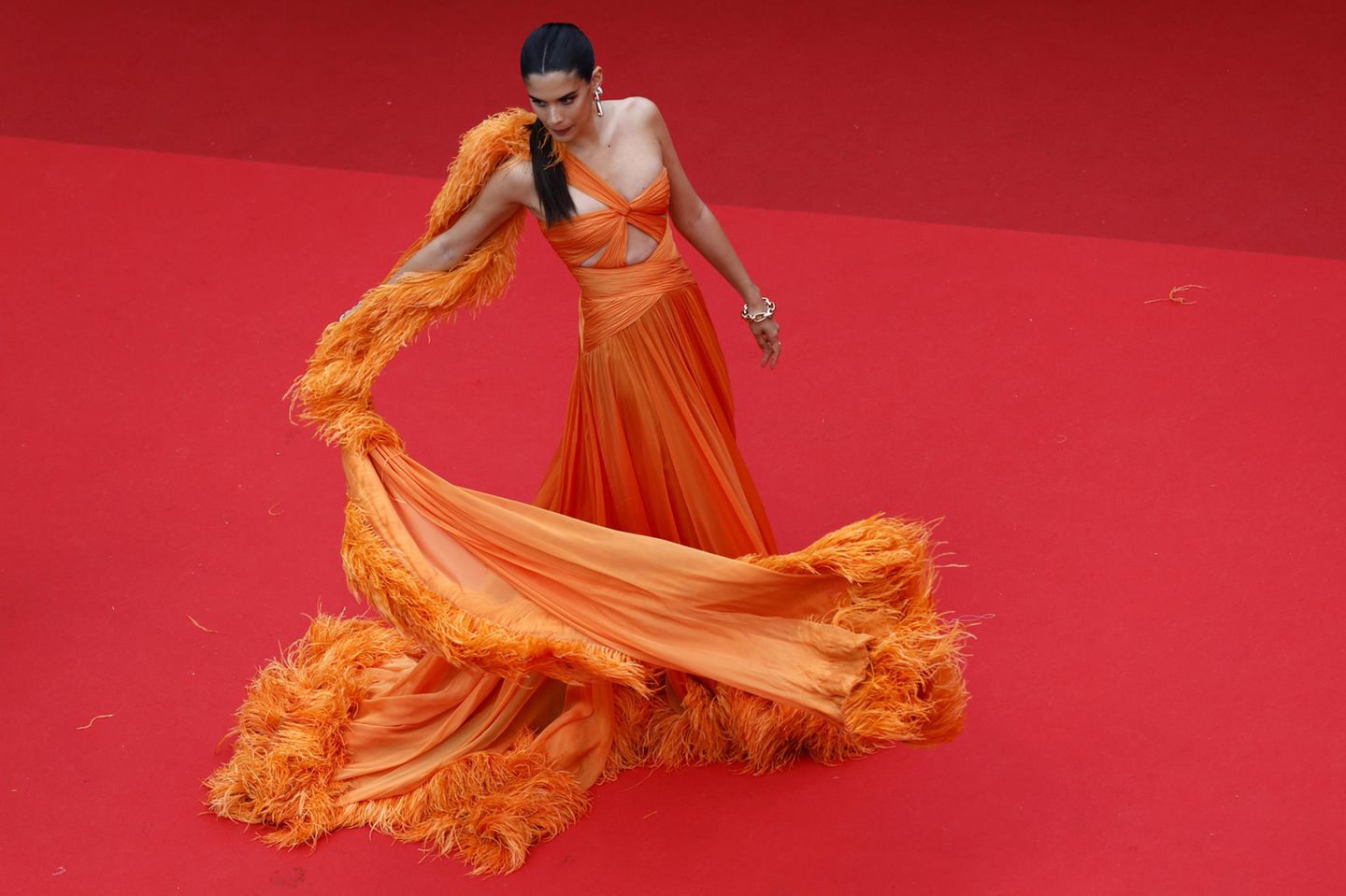 Style mit Schwung: Sara Sampaio leuchtet in Orange.