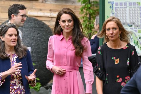 So blumig wie der Anlass ist auch der Auftritt von Catherine, Princess of Wales, bei der Chelsea Flower Show. Gewohnt elegant versprüht sie im Blusenkleid von ME+EM gute Laune und erinnert in lebhaftem Pink an eine blühende Pfingstrose. Als modischer Vollprofi berücksichtigt Kate auch die Farbenlehre: Ihr dunkelbraunes Haar harmoniert hervorragend mit der Farbe ihres Kleides. 