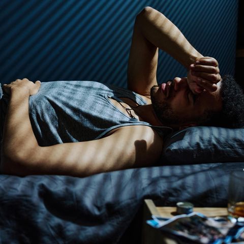 Schlafparalyse: Mann liegt im Bett