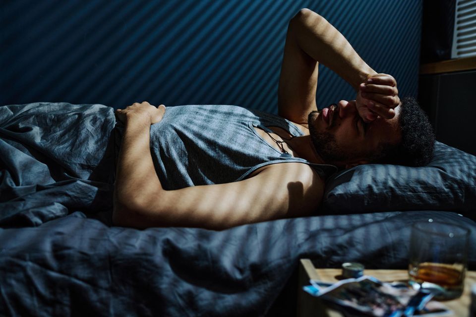 Schlafparalyse: Mann liegt im Bett