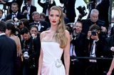 Schön, schöner, Rosie Huntington-Whiteley: Das Mode legt in Cannes eine Punktlandung aus Old-Hollywood-Glam und moderner Extravaganz hin. Zur "Asteroid City"-Premiere kommt sie im weißen Wow-Kleid von Fendi Couture. 