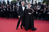 Wie ein eingespieltes Team schreiten Rita Wilson und Ehemann Tom Hanks über den roten Teppich in Cannes. Sie zeigt sich im schwarzen langen Cape-Dress mit Strassapplikationen, er mit Smoking und Fliege. Passt! 