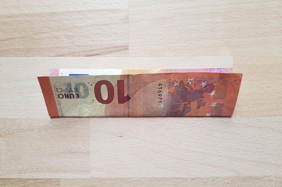 Geldscheine falten Hemd: Mittig gefalteter 10 Euro-Schein