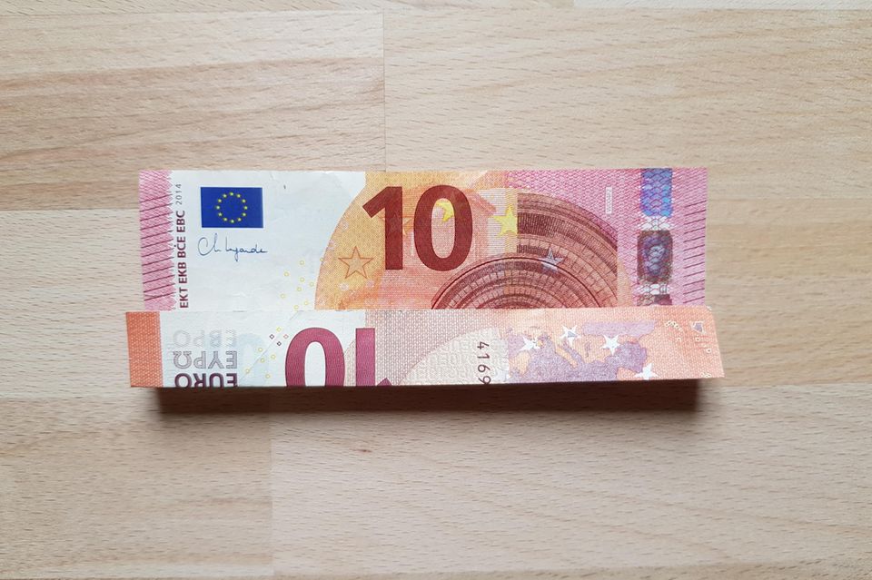 Geldscheine falten Hemd: einseitig zur Mitte gefalteter 10 Euro-Schein