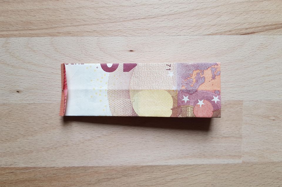 Geldscheine falten Hemd: 10 Euro-Schein oben umgefaltet