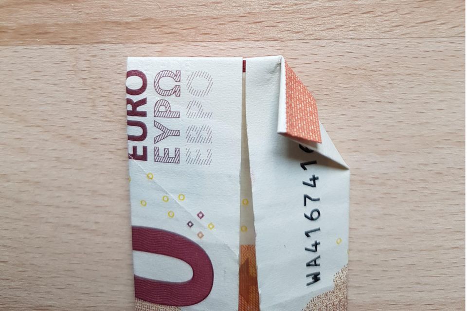 Geldscheine falten Hemd: 10 Euro-Schein mit gefalteter Ecke