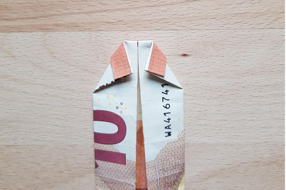 Geldscheine falten Hemd: 10 Euro-Schein mit zwei gefalteten Ecke