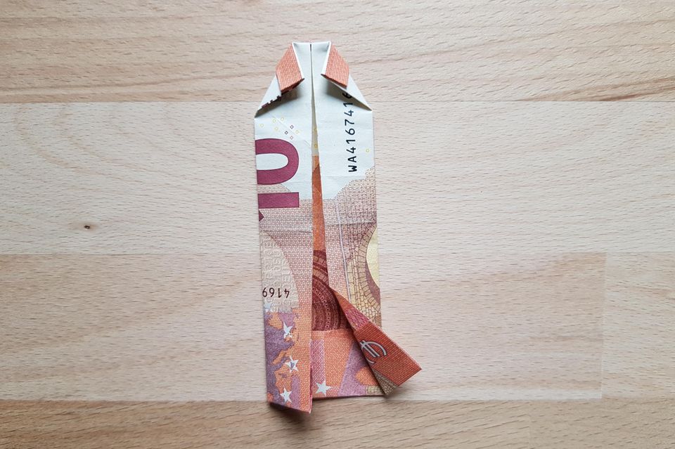 Geldscheine falten Hemd: 10 Euro-Schein mit einer gefalteten Ecke
