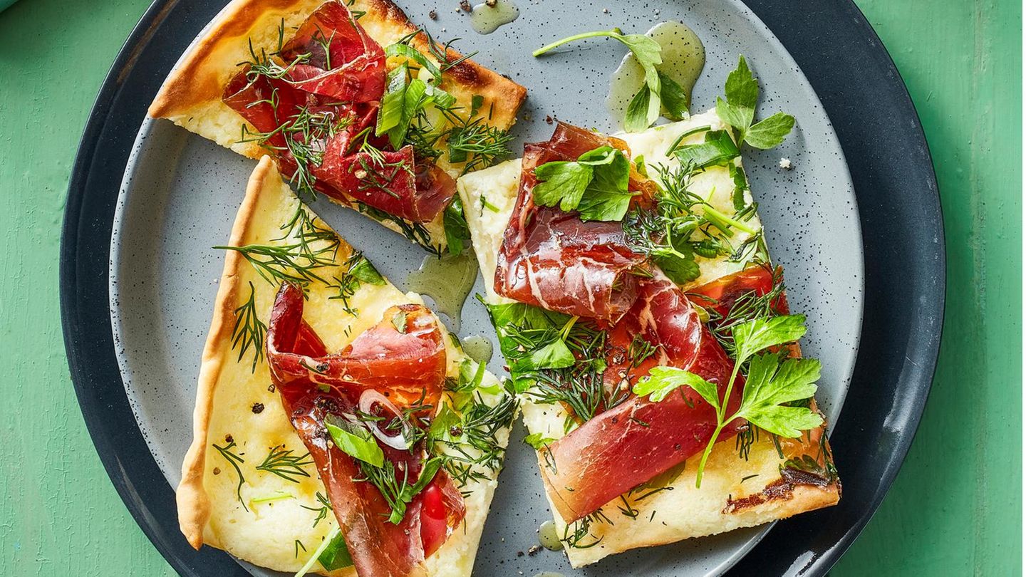 Flammkuchen mit Liebstöckel und Bündnerfleisch | BRIGITTE.de
