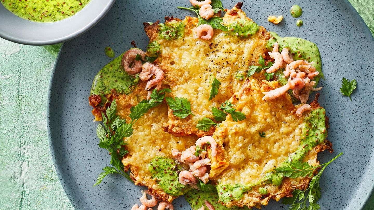 Kartoffelrösti mit Nordseekrabben und Kerbel-Senf-Soße | BRIGITTE.de