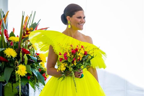 Was für ein Auftritt: Prinzessin Victoria ist beim Polar Music Prize 2023 DER Hingucker des Abends. In einem knallgelben Tüllkleid von H&M mit asymmetrischem Ausschnitt und Plissés schreitet sie über den blauen Teppich der Veranstaltung. Farblich passende Ohrringe runden den Look gekonnt ab. 