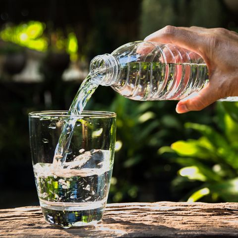 Öko-Test: Eine Flasche Wasser