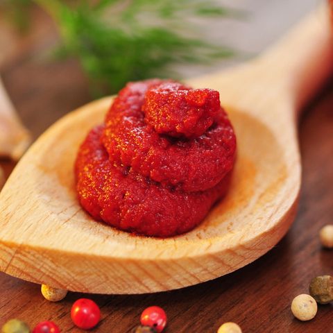 Ein Löffel Tomatenmark
