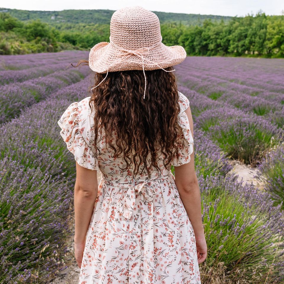 Perfekt für den Sommer: Zahlreiche Kleider von Only 40% reduziert, Frau im Blumenkleid auf Blumenfeld